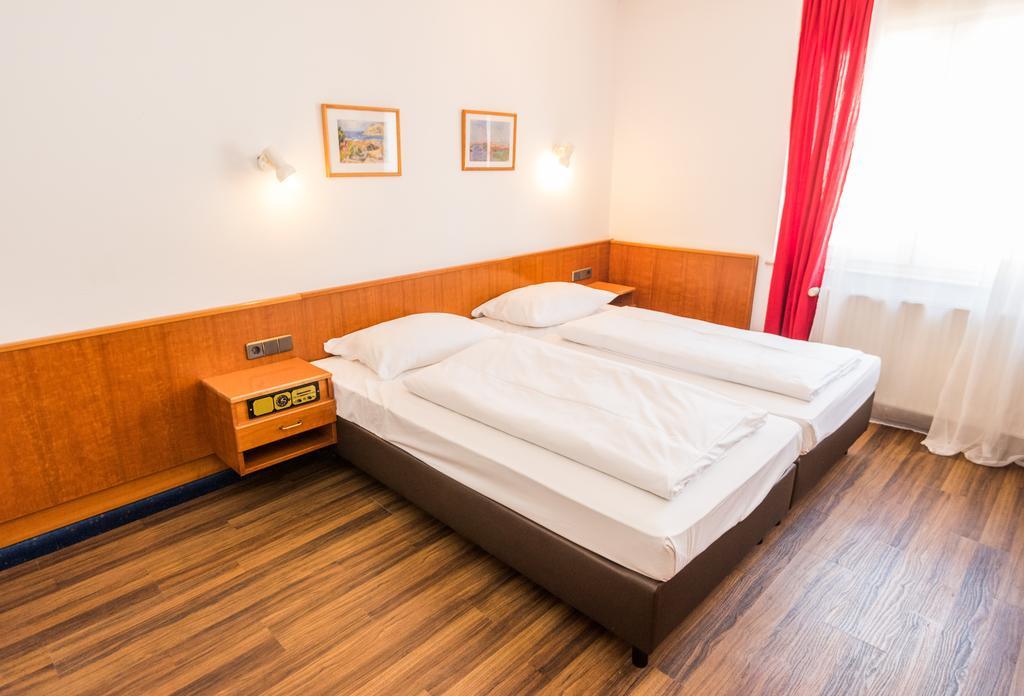 Hotel Am Friedensplatz Στουτγκάρδη Δωμάτιο φωτογραφία